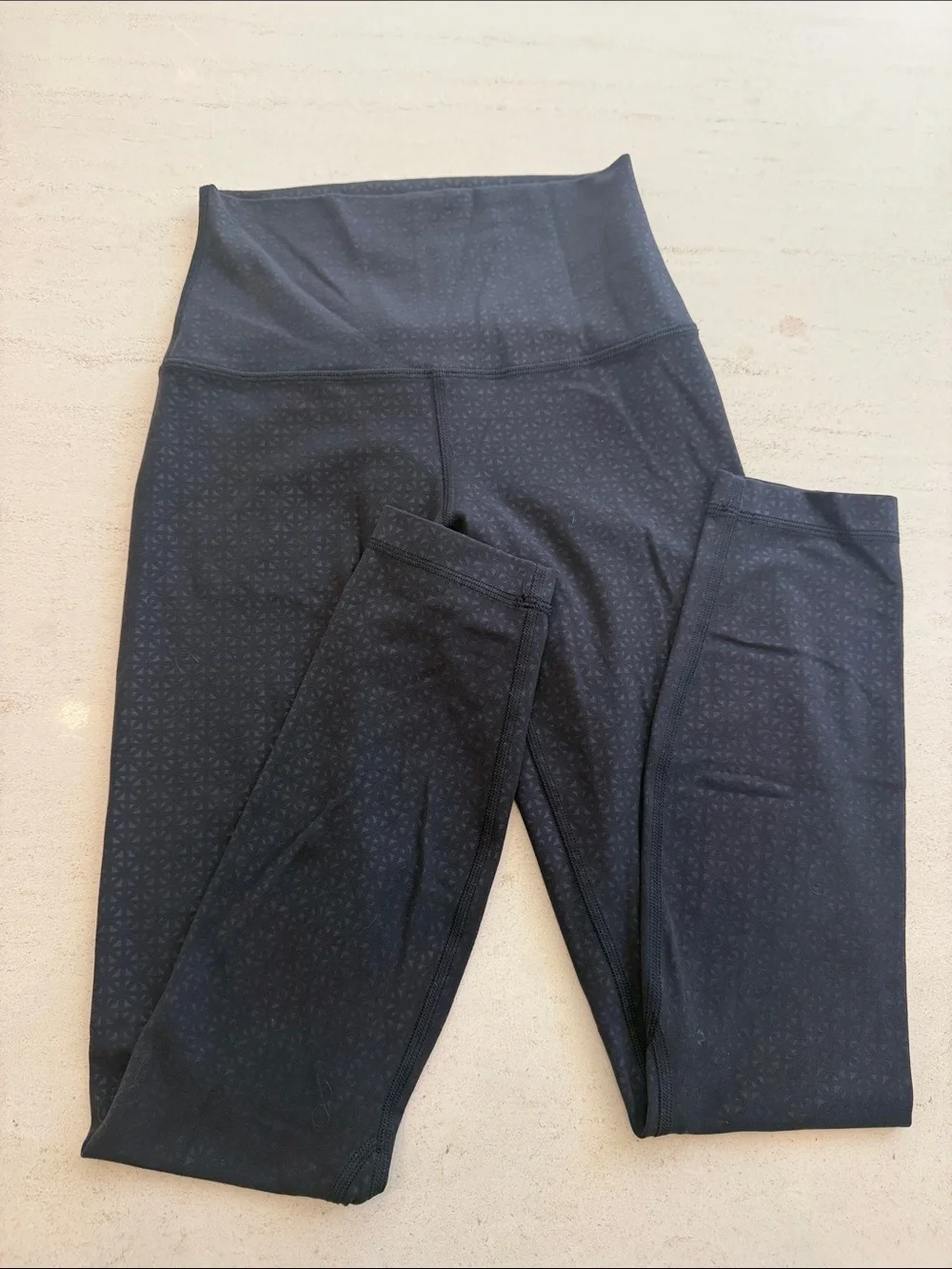 Lululemon Align High-Rise 25” legging in embossed black Sz 2